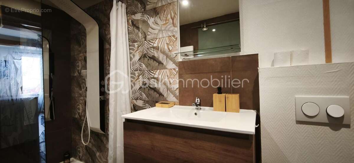 Investissement locatif- un local commercial- 2 appartements- 1 studio - 1 cave- entièrement meublé - photo 6