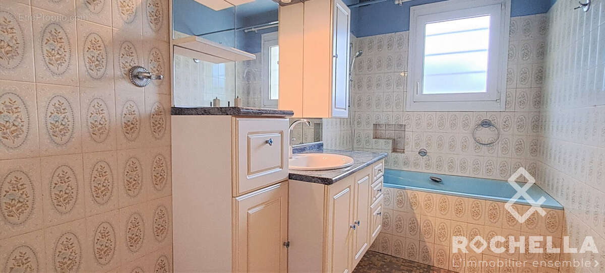 salle de bains avec fenêtre - Maison à ROCHEFORT