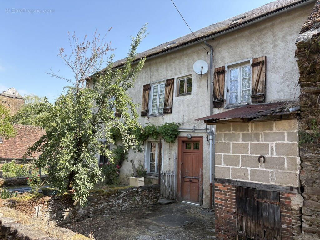 Maison à SEGUR-LE-CHATEAU