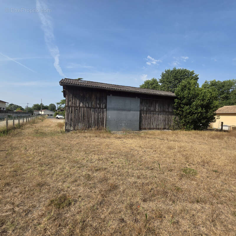 Maison familiale avec dépendances, terrain clos de 2 965 m2 et fort potentiel professionnel - photo 18