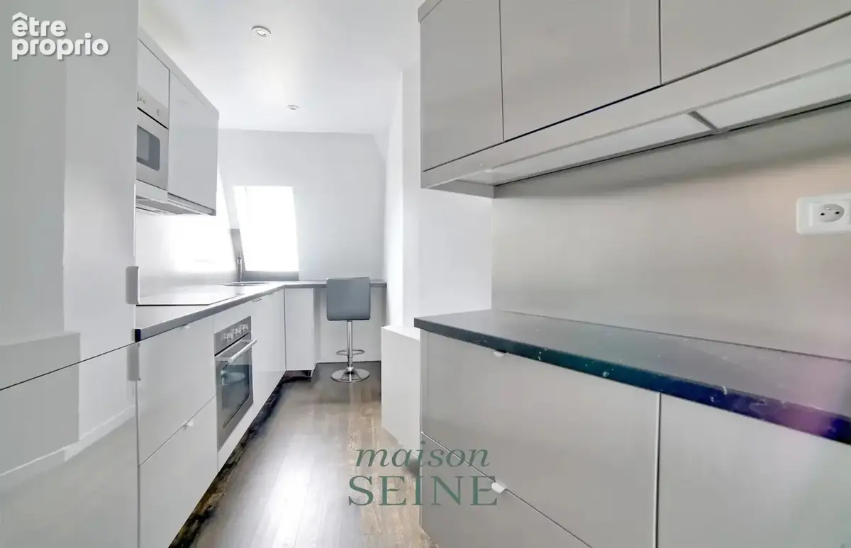 Exclusivité - Neuilly Mairie - Dernier étage - Appartement duplex deux chambres en parfait état - Vue dégagée - photo 6