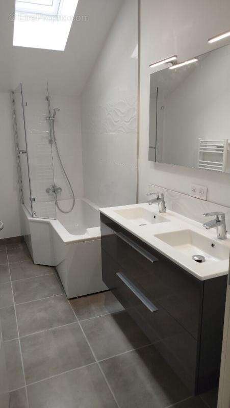 Maison à SAINT-LAURENT-DE-LA-PREE