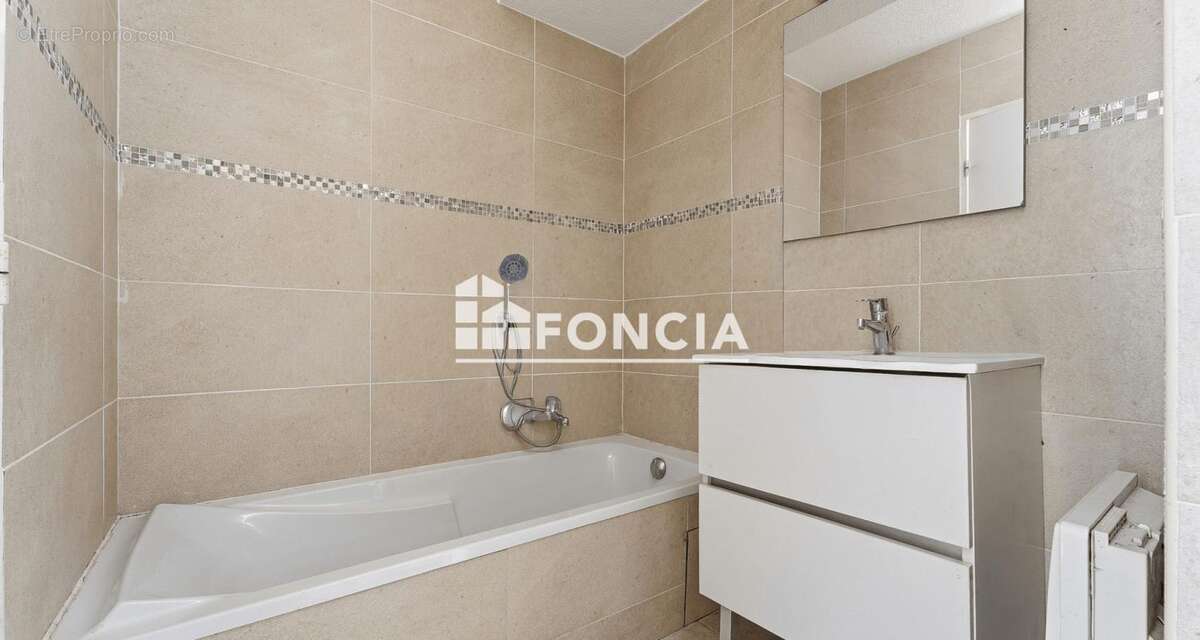 Appartement à SAINT-LAURENT-DU-VAR