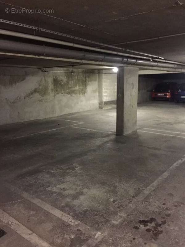 Parking à PARIS-17E