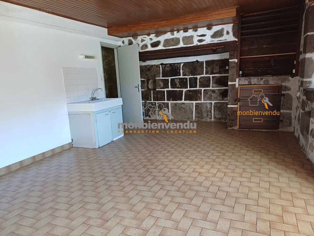 Maison à VIC-SUR-CERE