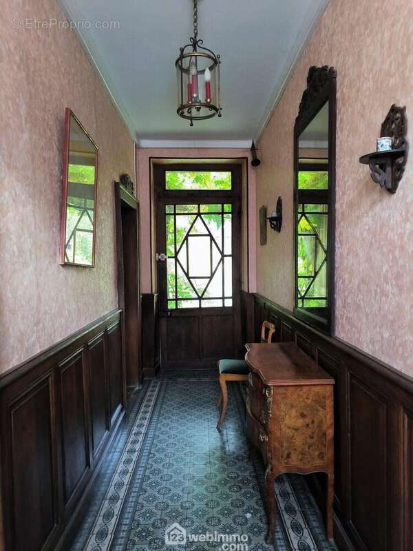 Une magnifique entrée de 7 m² avec carreaux de ciment - Maison à BRAINE