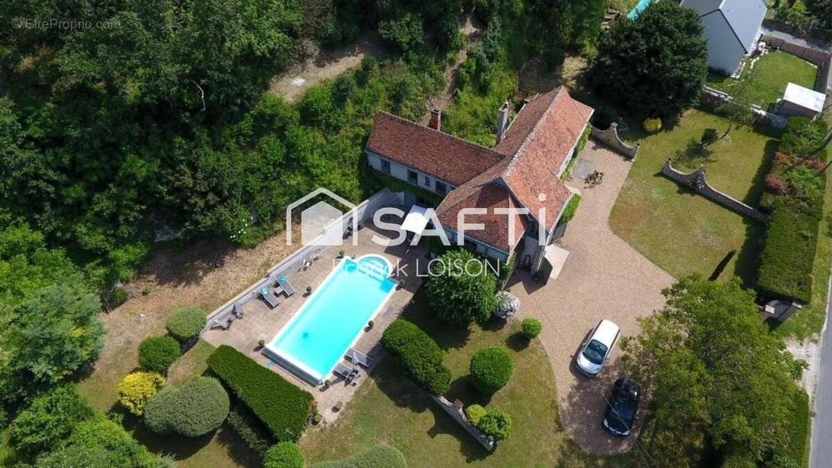 Maison 197 m² à La Croix-En-Touraine  - photo 2