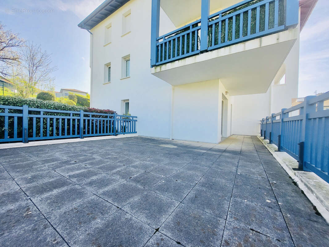 T3 avec deux terrasses, piscine et garage - proche centre ville - photo 2