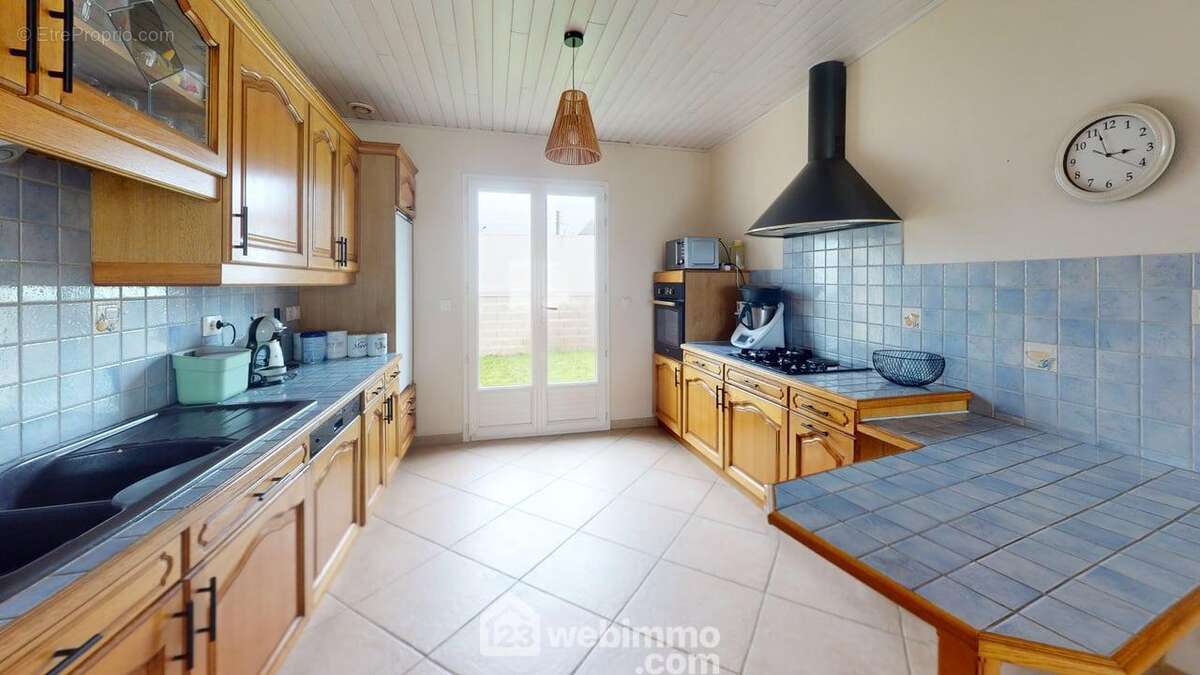 Coté cuisine, installation traditionnelle en parfait état. Petit plus, un accès direct au jardin à l'arrière de la maison. - Maison à SAINT-VINCENT-SUR-JARD