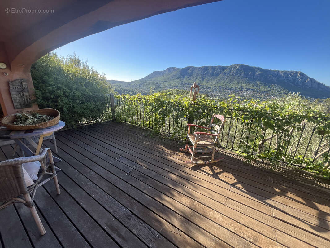 Maison à LE REVEST-LES-EAUX