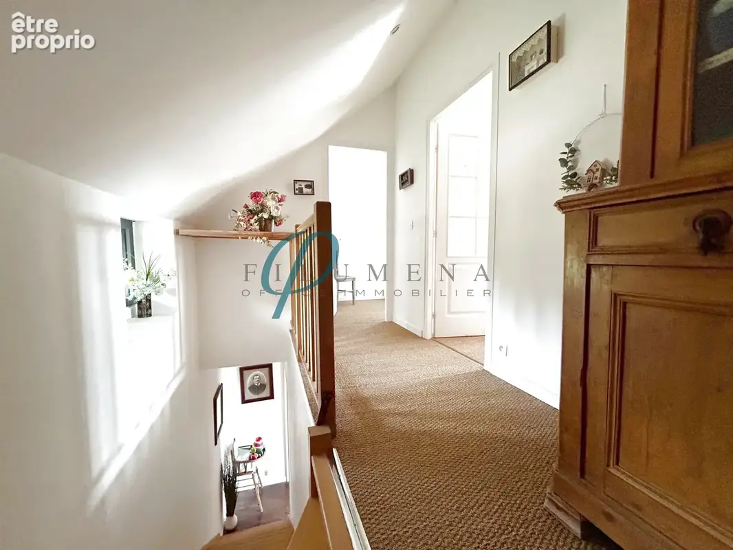 À vendre, Magnifique Manoir au Charme Indéniable de 254m2 avec dépendances et une entrée indépendante. - photo 11