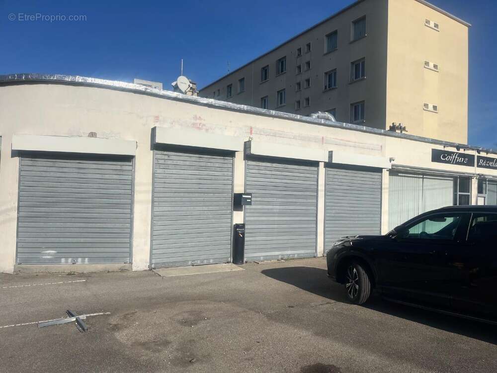 BRON – Local commercial de 70 m² avec cave - photo 2