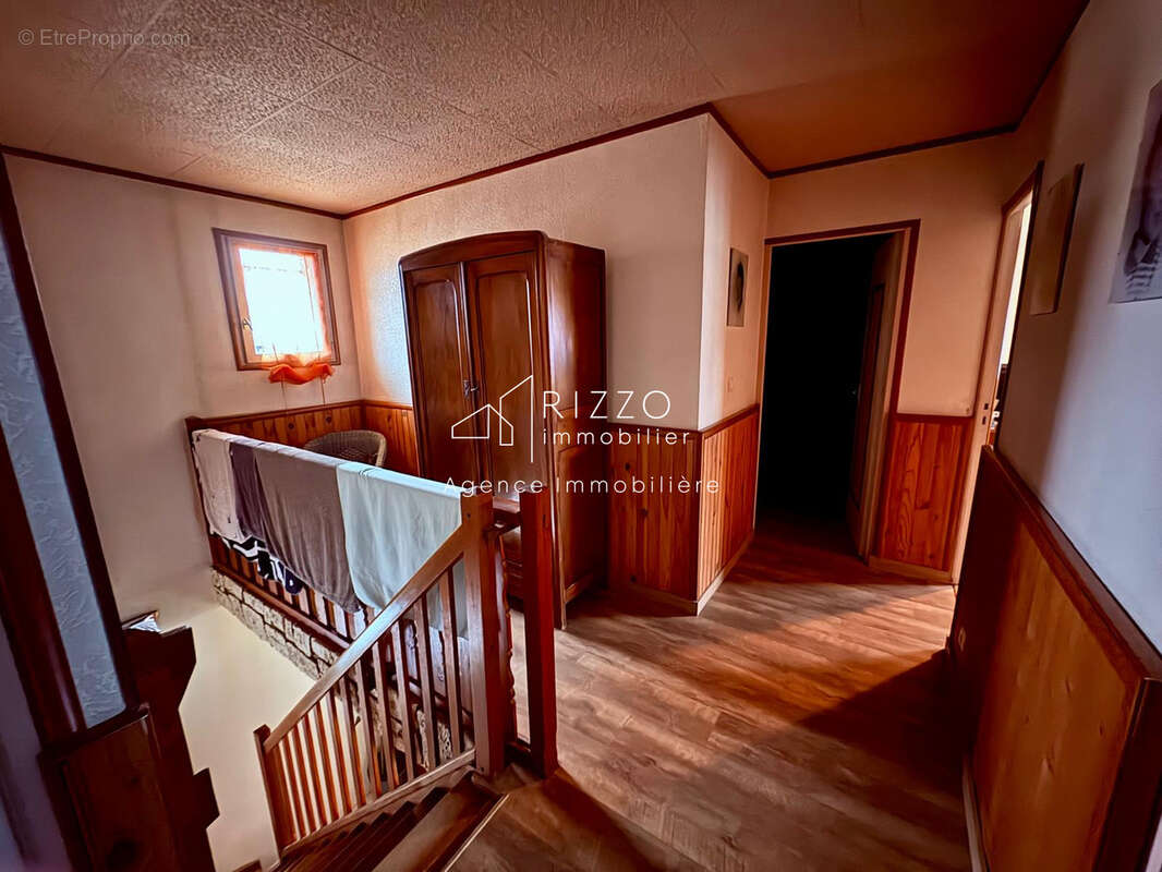 Propriété Multifonctionnelle avec maison d'habitation, grand entrepot et garages. - photo 12