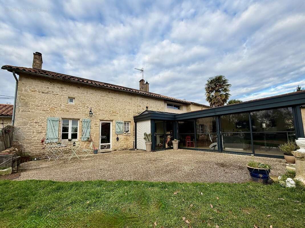 Grande ferme en pierre rénovée avec terrain et dépendances - photo 16
