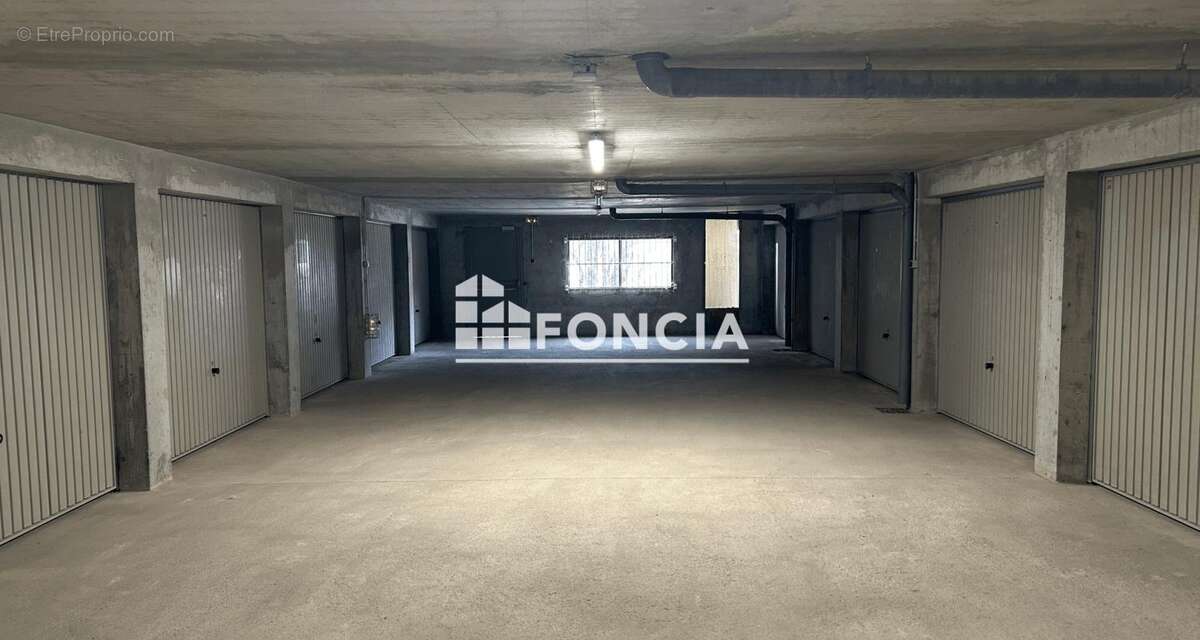 Parking à SAINT-FRANCOIS-LONGCHAMP