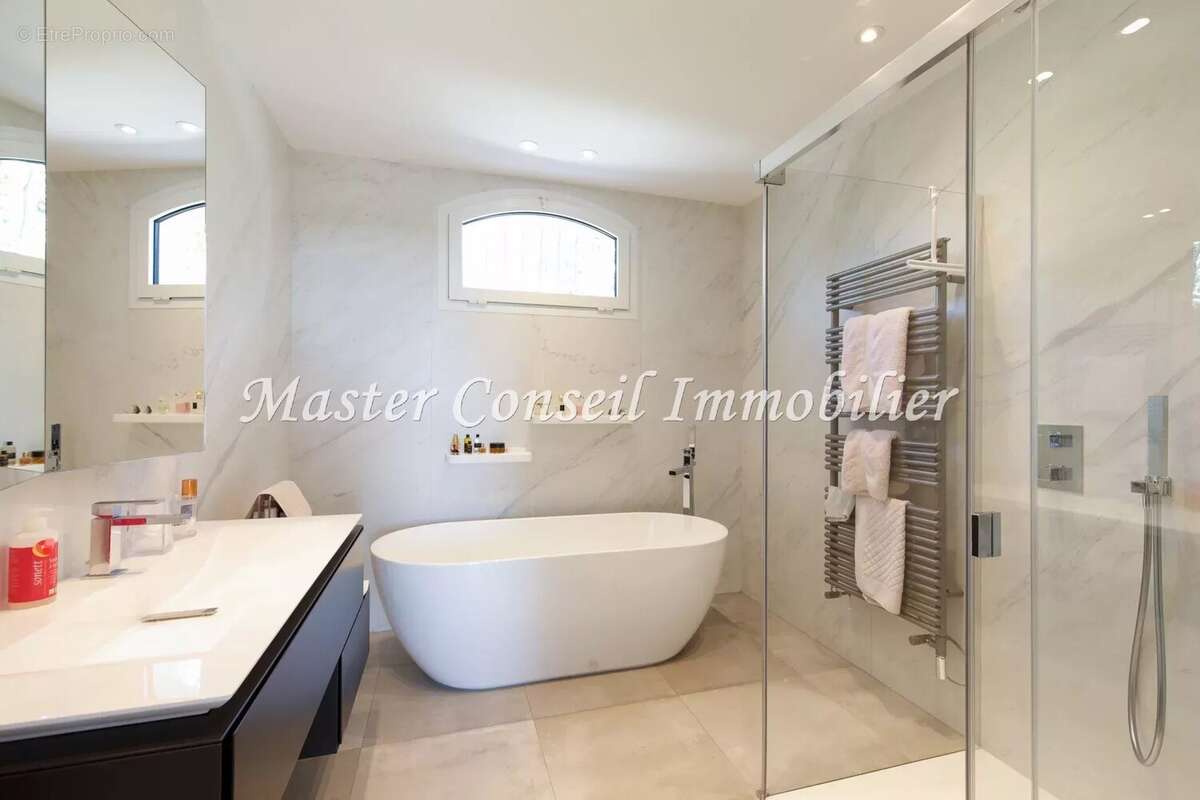 Vue Mer , Villa rénovée 280M²  contemporaine.  Parc arboré  2500M² - photo 17