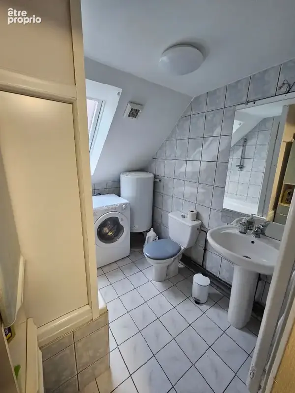 Immeuble  de rapport - 3 appartements dont 1 avec cour - En bon état général. - photo 2