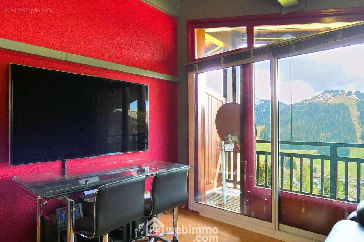 Grâce à son exposition SUD et à sa baie vitrée, il bénéficie d'une agréable lumière naturelle tout au long de la journée. - Appartement à NOTRE-DAME-DE-BELLECOMBE
