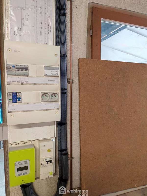 Il est également raccordé au réseau électrique. - Commerce à UGINE