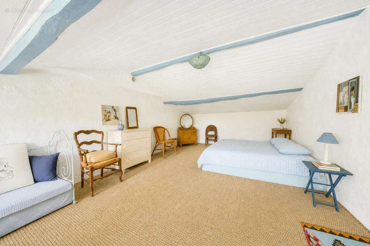 Maison de 8 pièces de 270 m² à Sainte-Gemme - photo 9