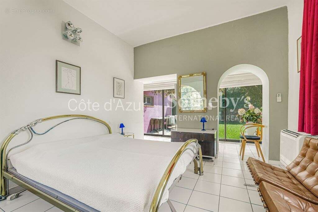 Théoule-sur-Mer, villa de quatre chambres avec piscine et terrain plat de 1 465 m² - photo 14
