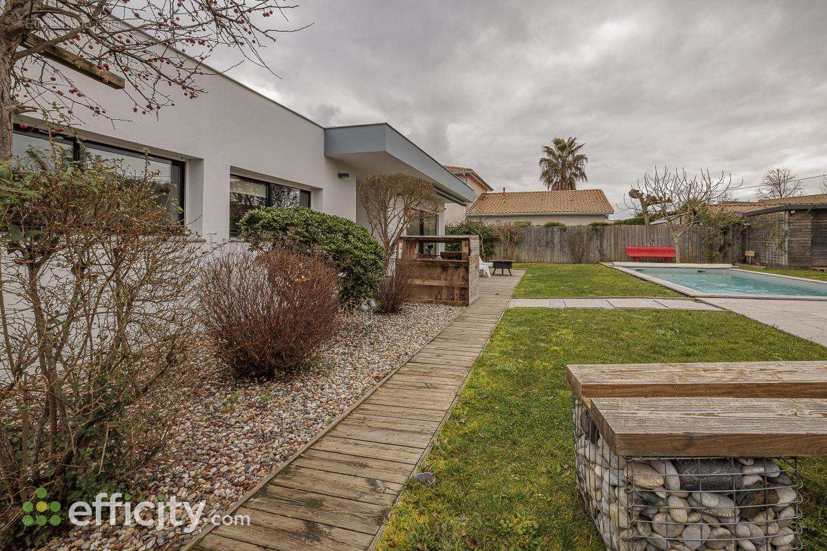 Maison à AMBARES-ET-LAGRAVE