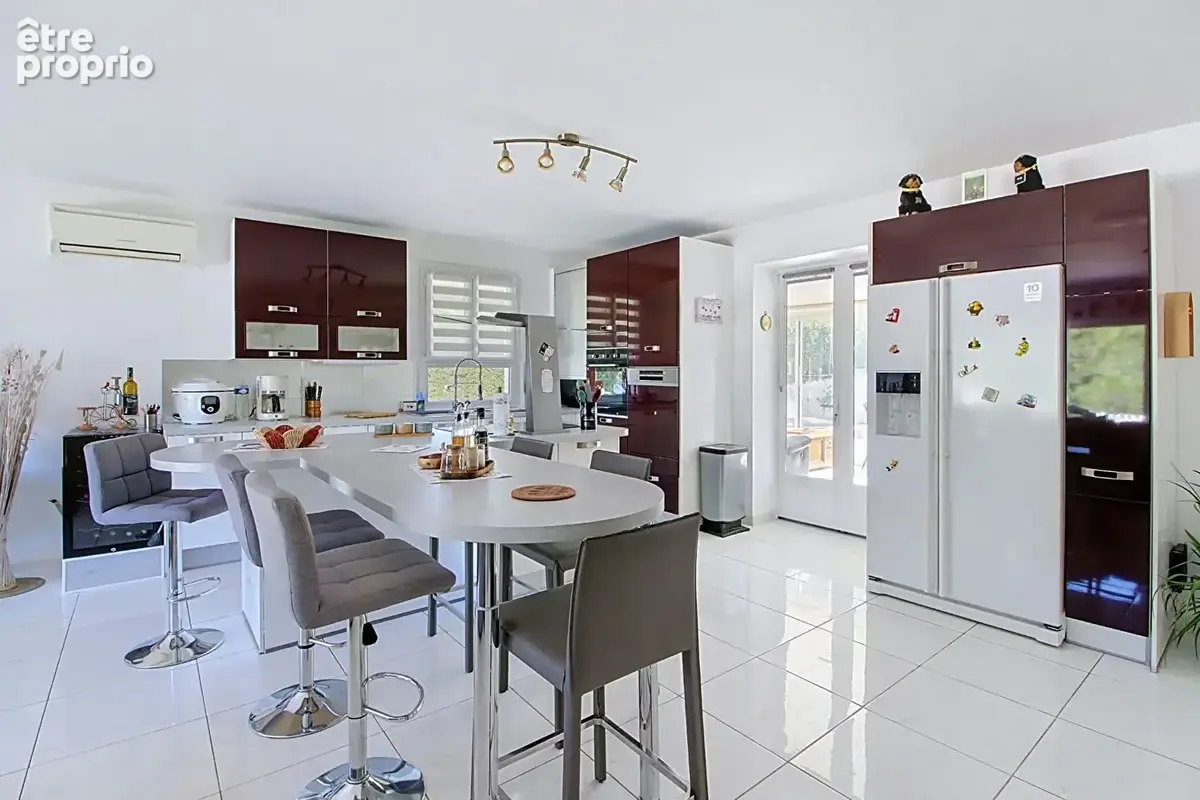 A VENDRE EN EXCLUSIVITÉ- Maison d'environ 120m2 à Vidauban- Terrain 1300m2,- piscine- cuisine d'été- garage - car port - photo 2