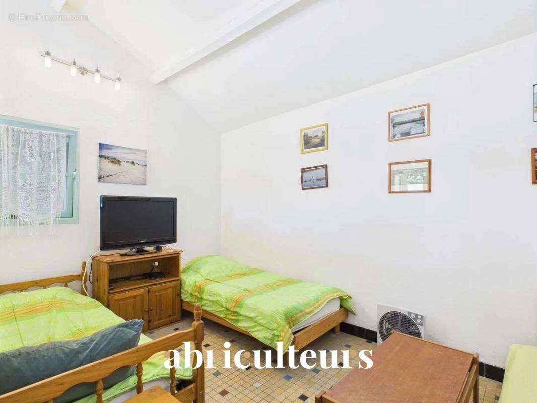 Maison avec grand terrain et dans le centre ville en vente à La Barre-de-Monts (85550) - photo 18