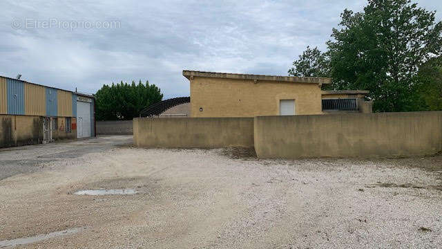Commerce à ENTRAIGUES-SUR-LA-SORGUE