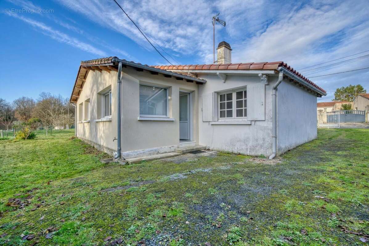 Photo 2 - Maison à LE DOUHET