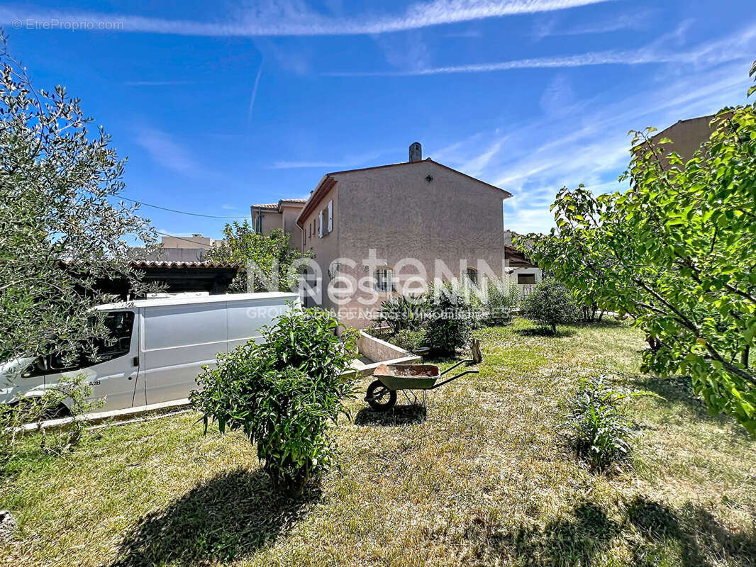 Golfe-Juan - Maison 5P 126 m² + Appartement indépendant 3P 98 m² - Terrain 1 480 m² - Sous-sol 70 m² - Parkings - Proche mer - photo 16