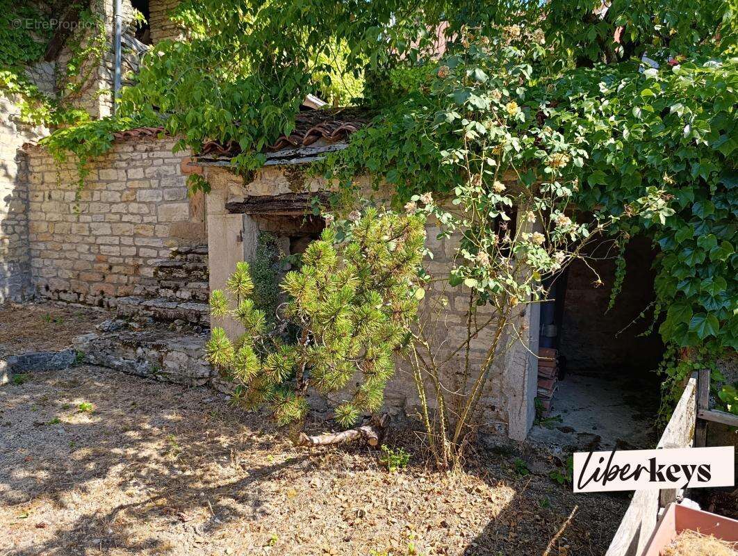 Maison en pierre -124 m² habitables - cour - terrasse - caves - 2/3 chambres - campagne - photo 18