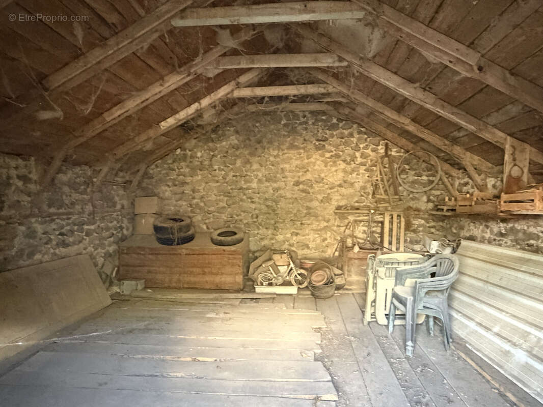 Saint-Saturnin   Jolie maison avec garages, grange et écurie sur des terrains de 1 623 m2 - photo 12