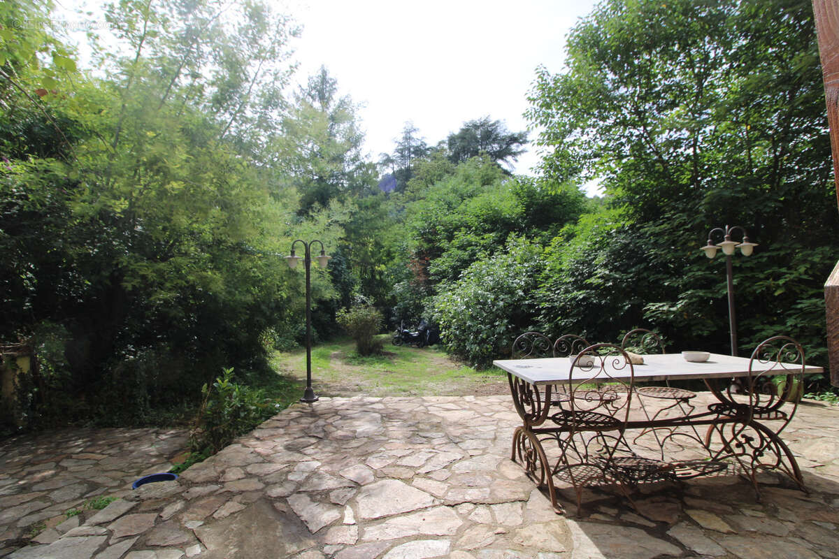 Maison de caractere d'un volume 333 m2  + dependance 86 m2. - photo 2