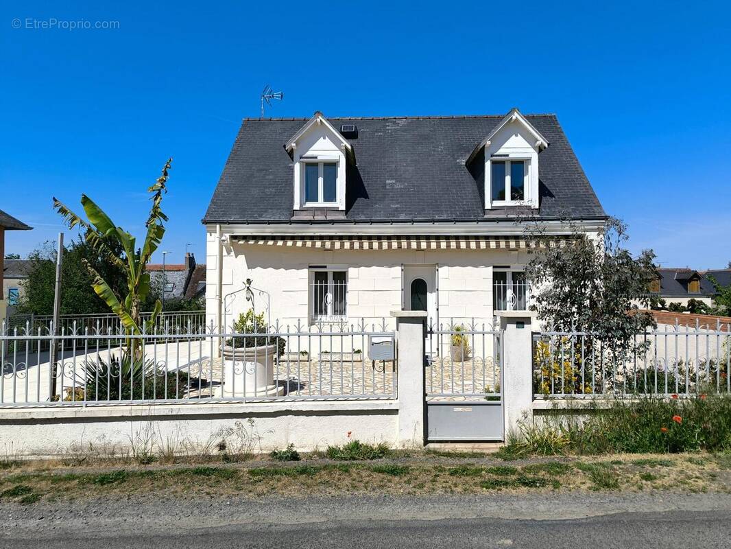 Photo 1 - Maison à SAINT-GENOUPH