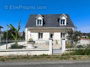 Photo 1 - Maison à SAINT-GENOUPH