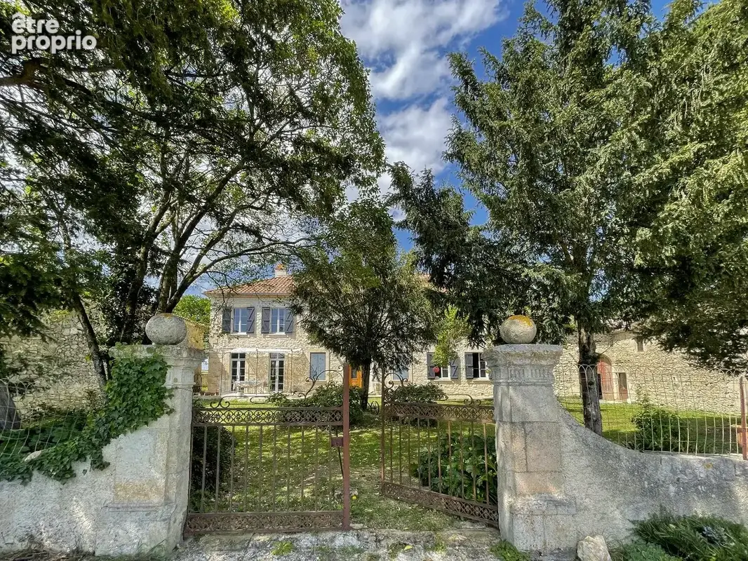 Propriété de caractère rénovée avec piscine, dépendances sur terrain de plus d'un hectare - photo 2