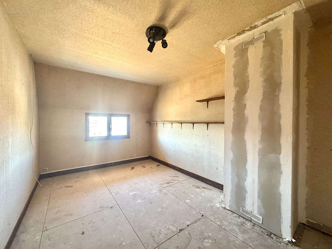À VENDRE - Maison composée de deux logements indépendants avec terrain de 1300m2 environ - photo 15
