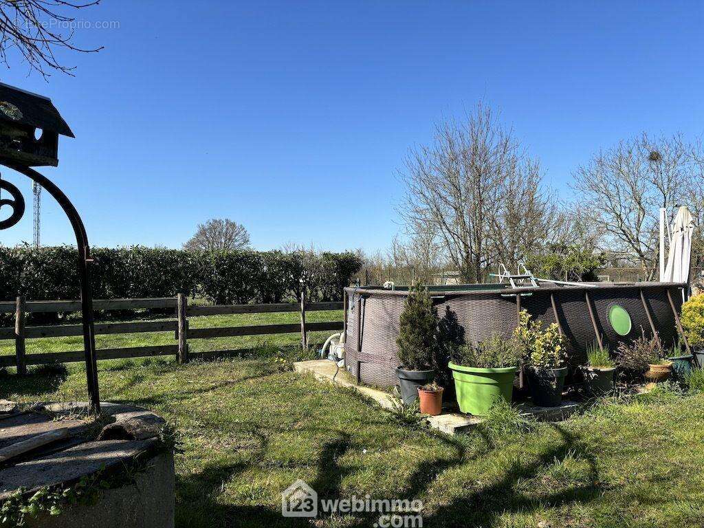 Ces deux pièces donnent sur l&#039;arrière du terrain avec une vue &#039;nature&#039;. - Maison à LA PUYE