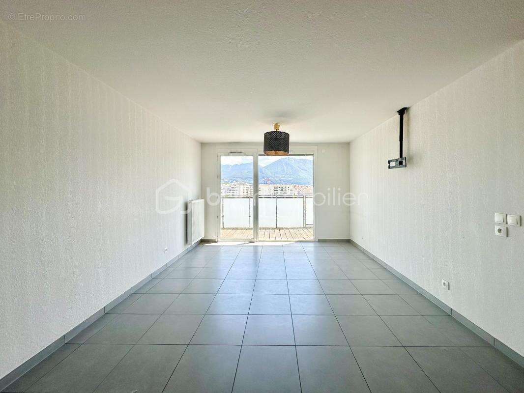 Appartement type 3 - dernier etage - terrasse et vue degagee montagnes - photo 3