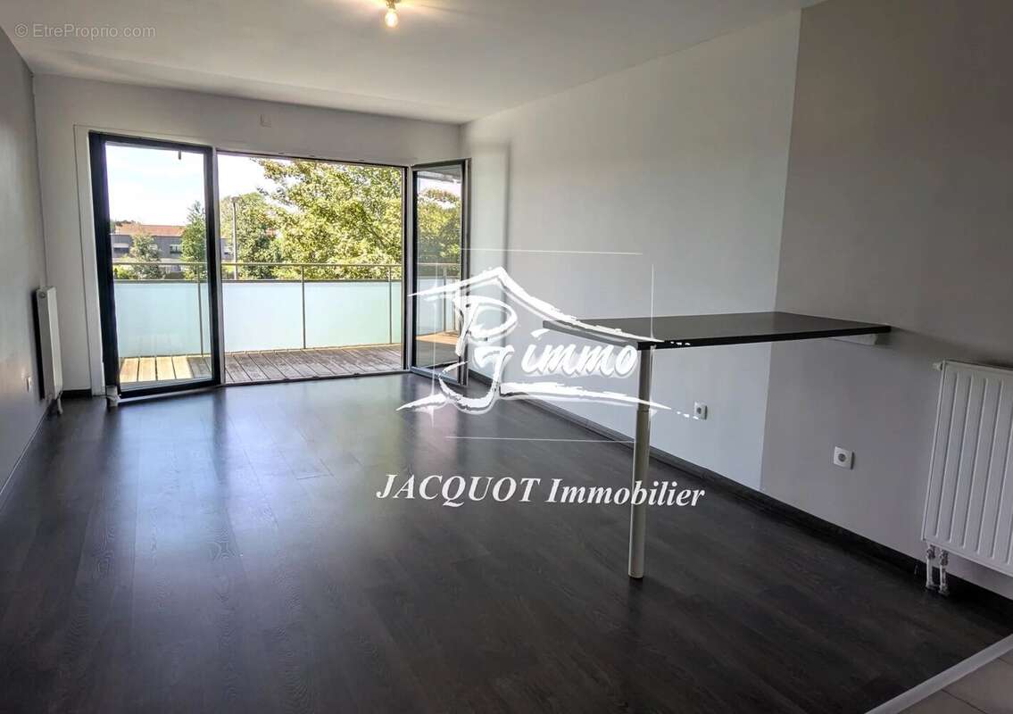 Appartement à NEUVILLE-EN-FERRAIN
