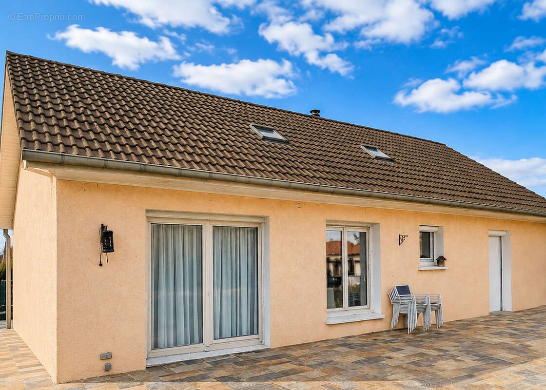 Maison plain-pied offrant environ 158 m2 habitables + garage et abri sur 1950 m2 - photo 3
