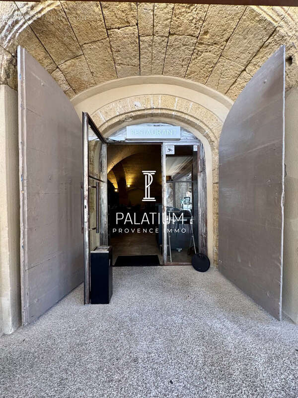 350 m² à Salon-De-Provence  - photo 5