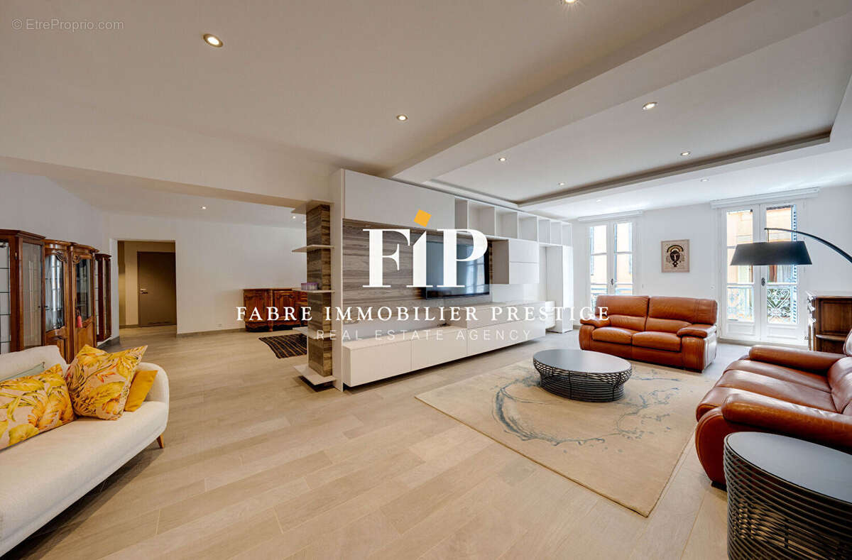 Centre historique d' Aix-en-Provence : Appartement de standing  de 223m2 avec ascenseur et parking souterrain. - photo 5
