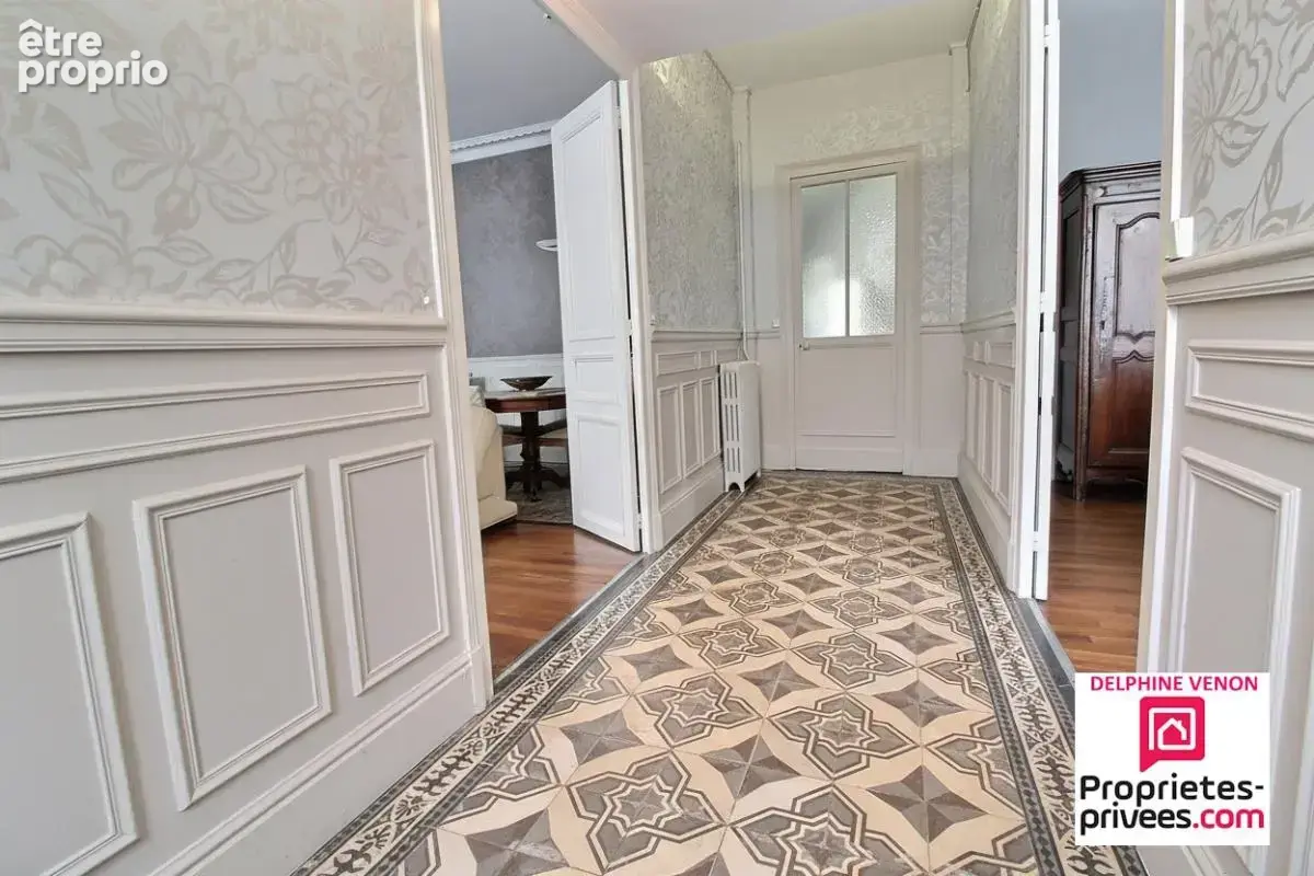 Exclusivité - Maison bourgeoise en hyper centre à Chateauneuf Sur Loire avec double garage, cave et dépendance - photo 2