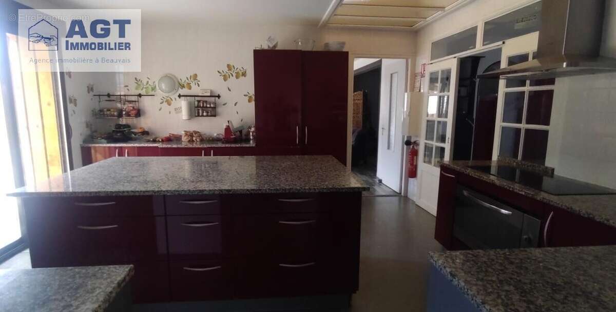 Maison 209 m² à Crevecoeur-Le-Grand  - photo 2