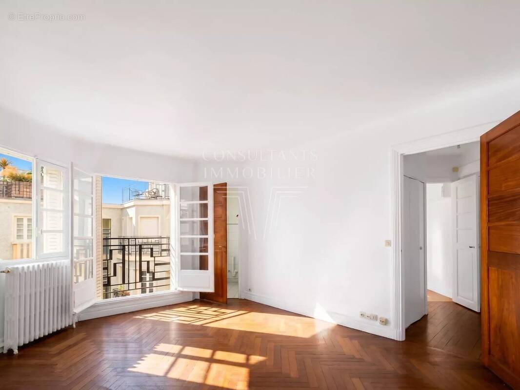 Appartement à PARIS-16E