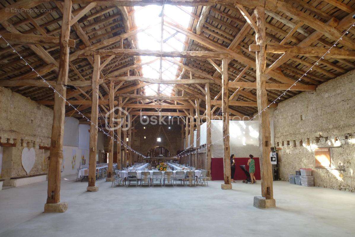 Superbe ensemble en pierres - 18 hectares - salle de réception - gîtes - lac - ruisseau - photo 3