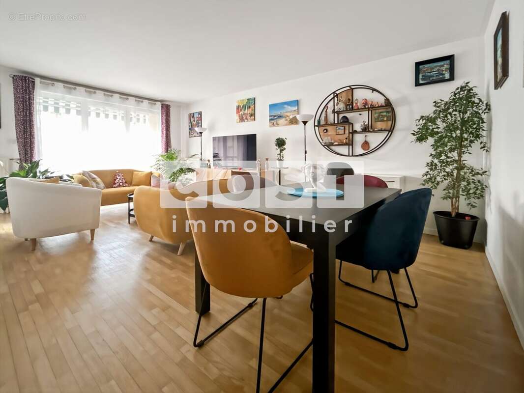 Appartement à COURBEVOIE