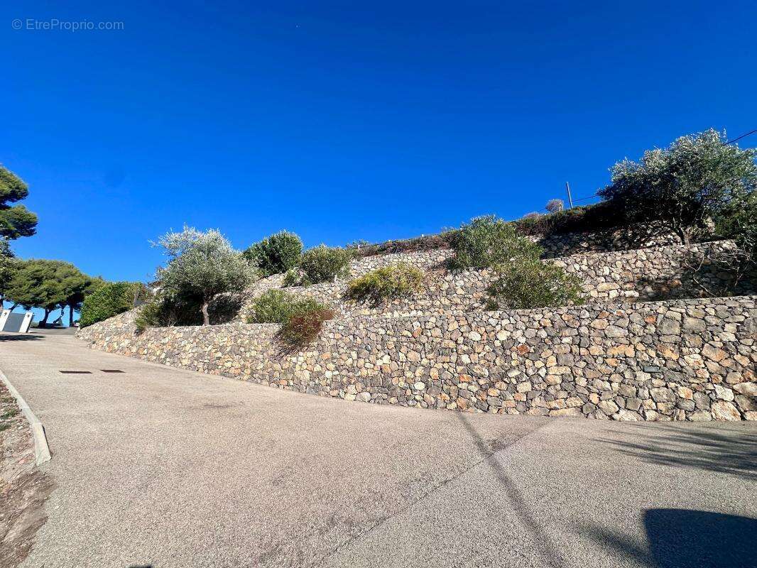 Maison à LA ROQUETTE-SUR-VAR